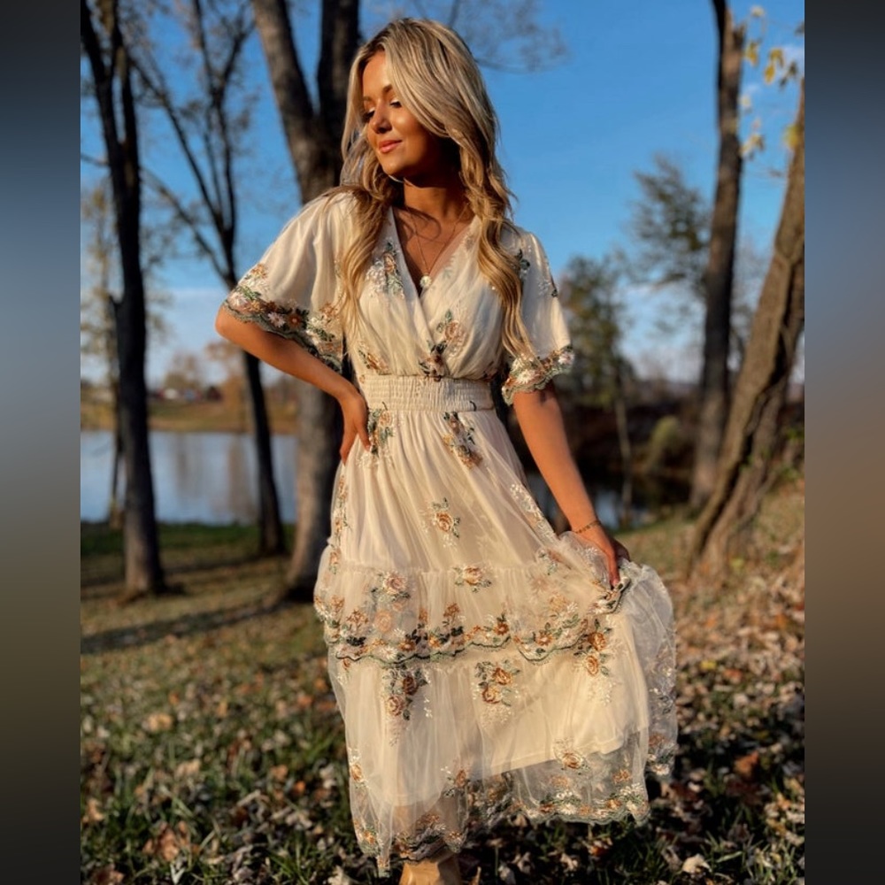 NWT Tulle Embroidered Gold Floral Midi Dress Medium